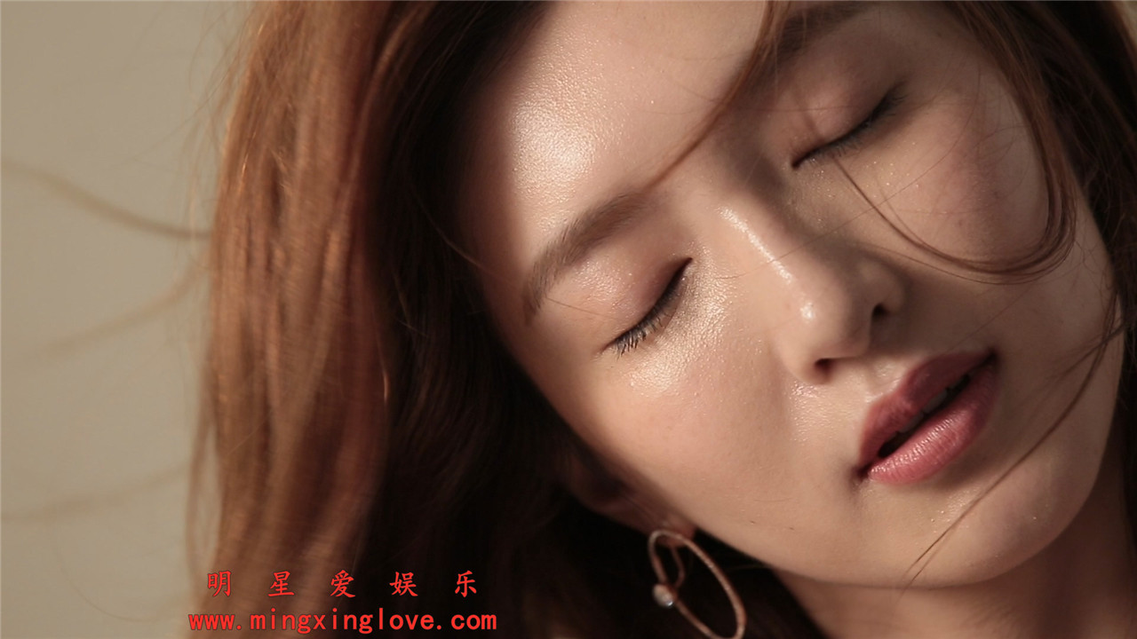 江疏影拍摄某时尚杂志写真时的视频拍摄花絮,原版无修2K分辨率视频下载-明星爱娱乐
