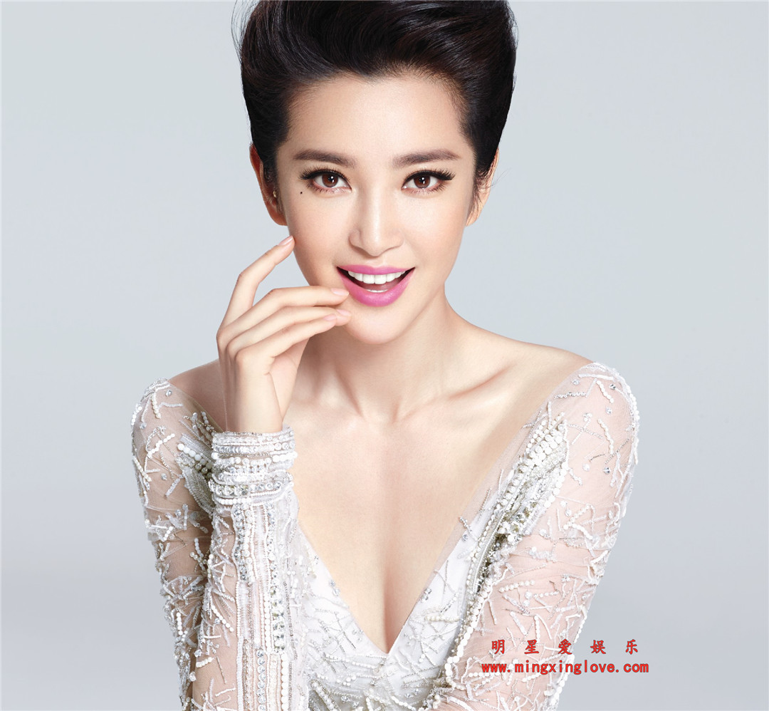 李冰冰拍摄某写真集图片时的拍摄花絮照,大尺度深V露胸裙,高清4K无修图片组图下载-明星爱娱乐