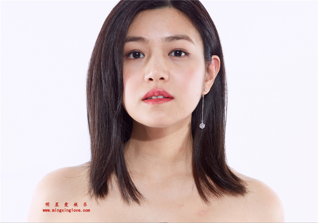 陈妍希参加某综艺节目时拍摄的海报定妆照花絮照片,性感露肩抹胸裙放大可看清肌肤纹理,高清4K分辨率组图下载-明星爱娱乐