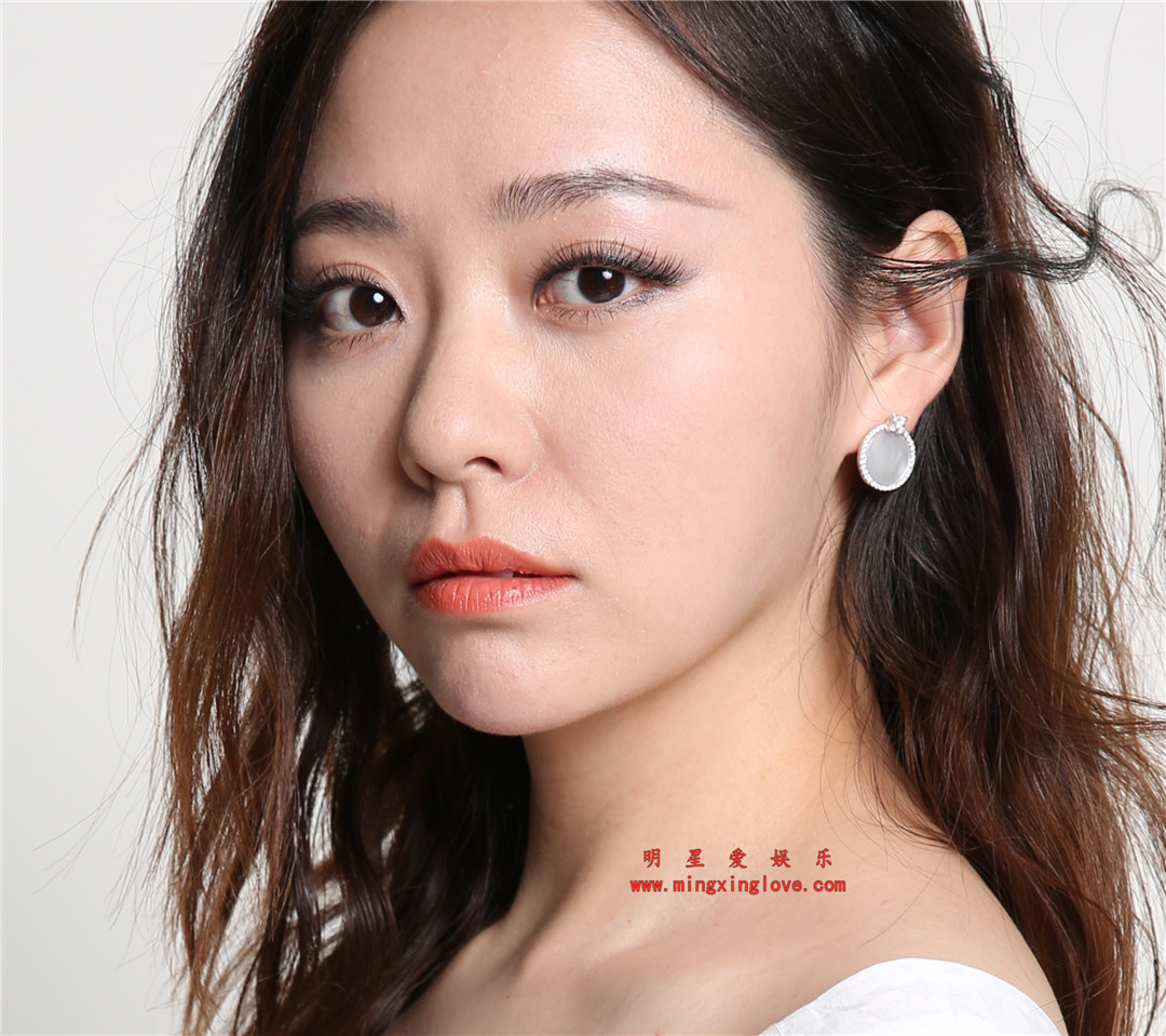 张靓颖拍摄某时尚杂志的拍摄花絮照片，白色露胸豪乳装放大可看清肌肤纹理，高清4K分辨率原图无修组图下载-明星爱娱乐