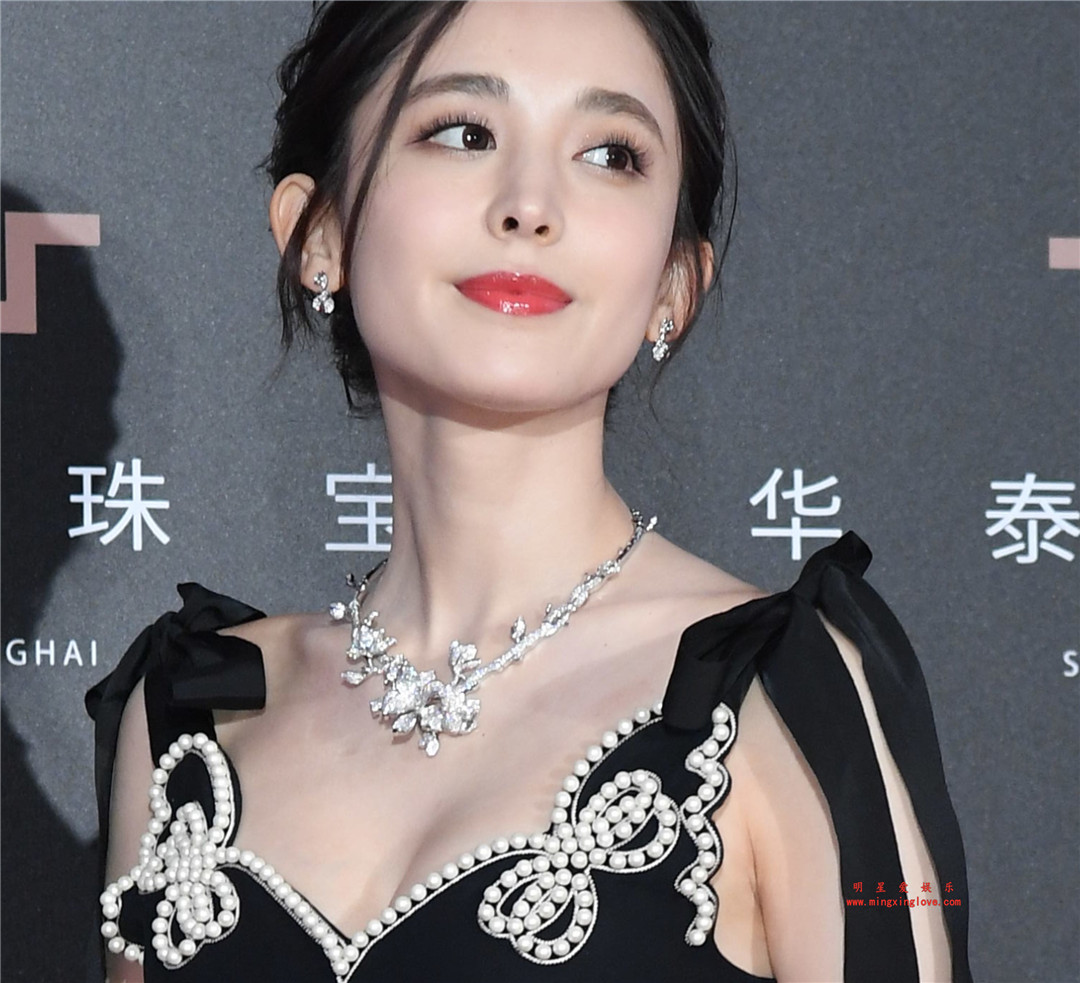 古力娜扎参加某珠宝展拍摄的现场走秀照片，性感吊带露胸裙，高清4K分辨率原版无修组图下载-明星爱娱乐