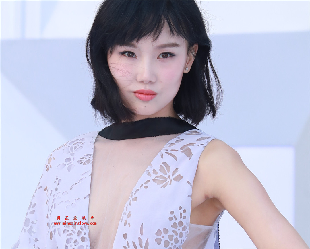 歌手黄玲参加某音乐盛典红毯拍摄图片，大尺度深V露胸露背装，高清4K分辨率无修原图图片下载-明星爱娱乐