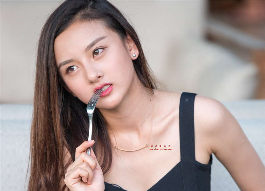宋祖儿拍摄《花儿与少年》时的拍摄花絮照片，短裙牛仔裤，游泳湿身好身材毕现，高清4K原版无修原图下载-明星爱娱乐