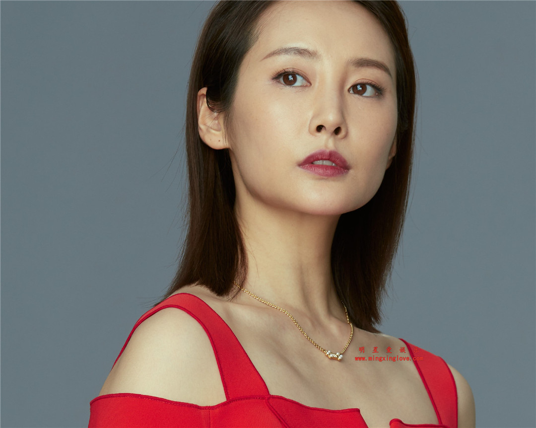 李纯为某电视剧拍摄的定妆照花絮照片,吊带露肩红色职业装,8K分辨率可看清肌肤纹理,高清8K分辨率无修原图组图下载-明星爱娱乐