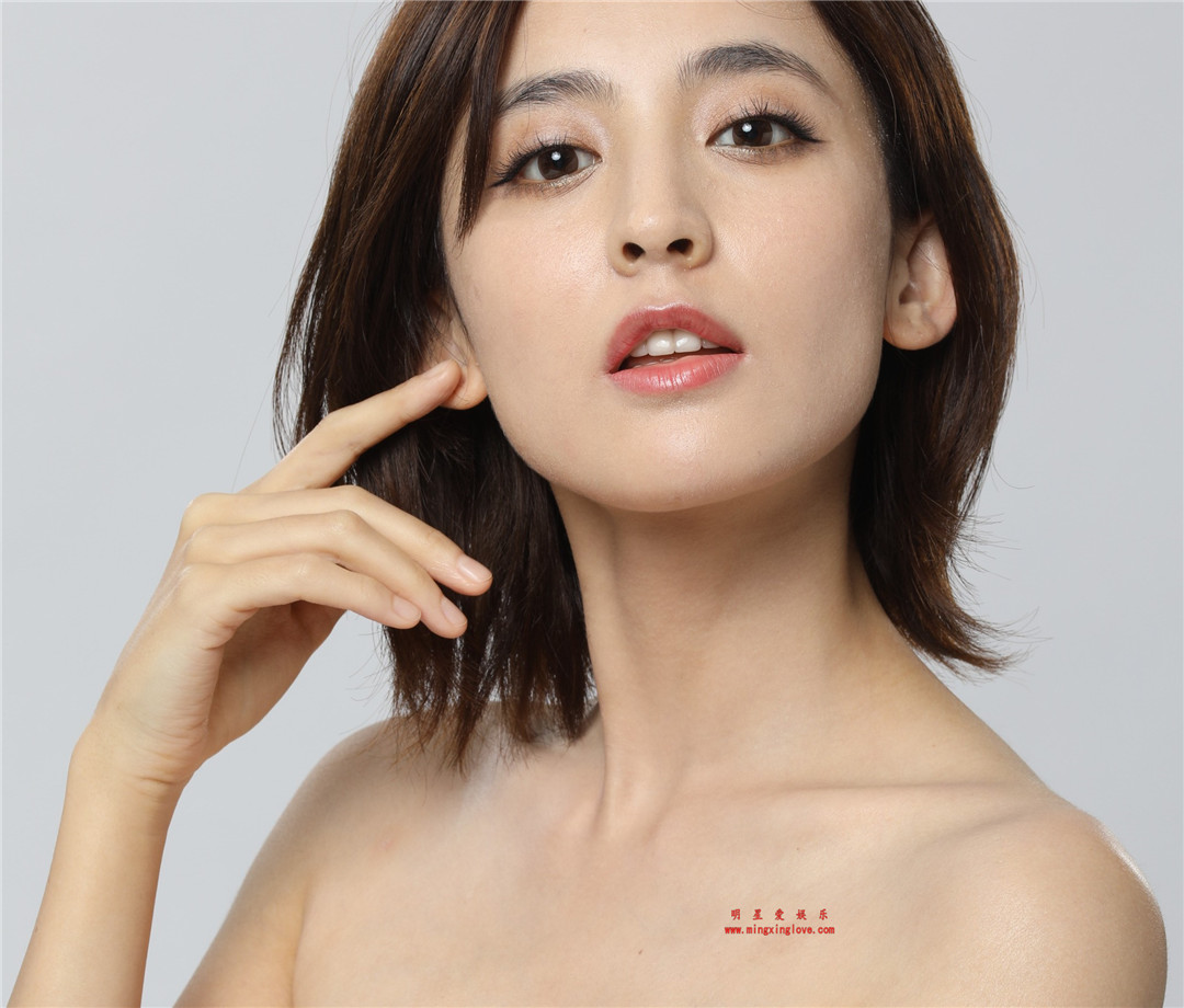 古力娜扎为某杂志拍摄的时尚写真花絮照片,大尺度露胸露美背透明长裙,放大可看清肌肤纹理,高清4K分辨率无修组图下载-明星爱娱乐
