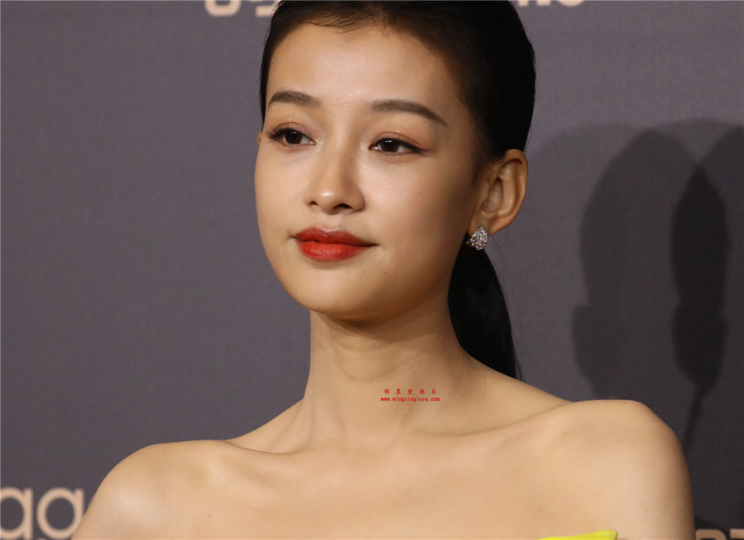 孙怡参加某时尚盛典颁奖典礼上的走红毯花絮照片,大尺度深V露胸长裙大长腿,高清4K分辨率原图组图下载-明星爱娱乐