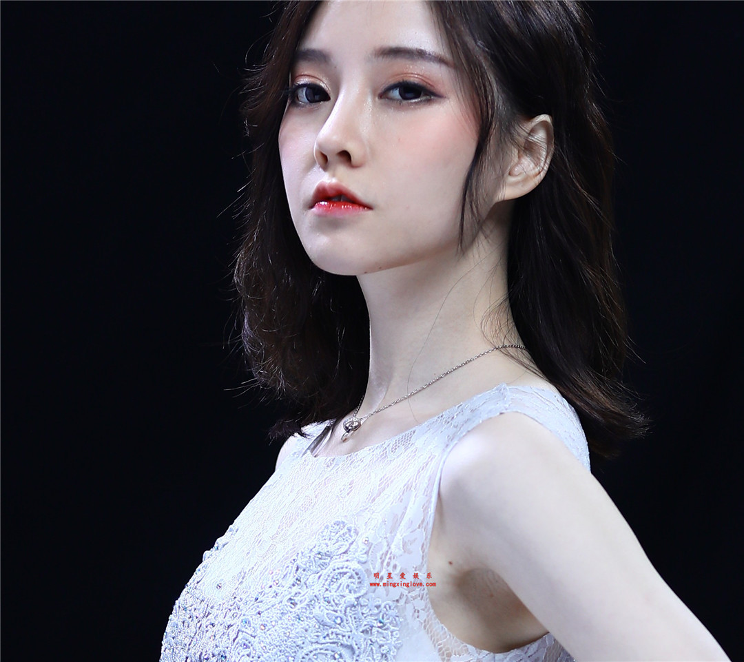 冯提莫参加某综艺晚会拍摄的海报定妆花絮照片,透明短裙性感可爱,放大可看清肌肤纹理,高清4K分辨率原图无修组图下载-明星爱娱乐