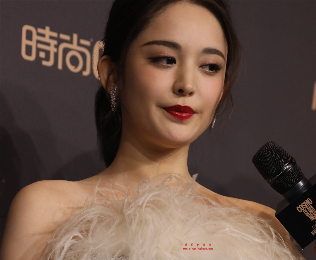 古力娜扎参加某时尚盛典走红毯时拍摄的花絮照片,时尚露肩抹胸裙,高清8K分辨率无修原图组图下载-明星爱娱乐