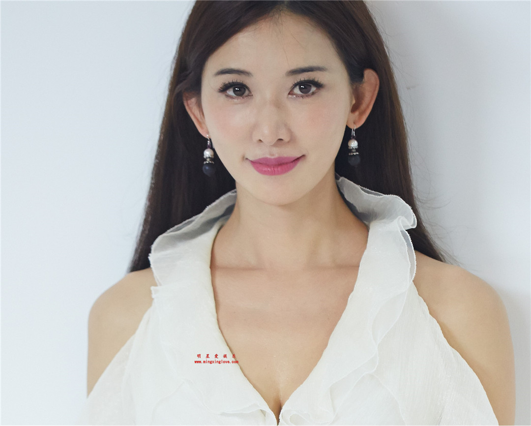 林志玲参加某时尚品牌发布会上的定妆宣传照拍摄花絮照片,深V上衣开叉黑裙装,高清4K分辨率原版无修组图下载-明星爱娱乐