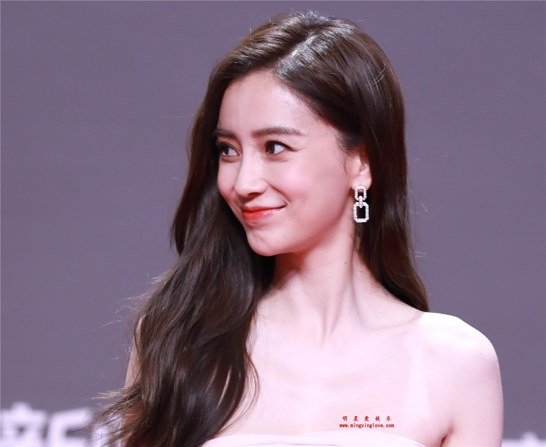 Angelababy参加腾讯视频颁奖盛典时的走红毯花絮照片,抹胸超短粉裙露胸大长腿,高清4K分辨率无修原图多图下载-明星爱娱乐
