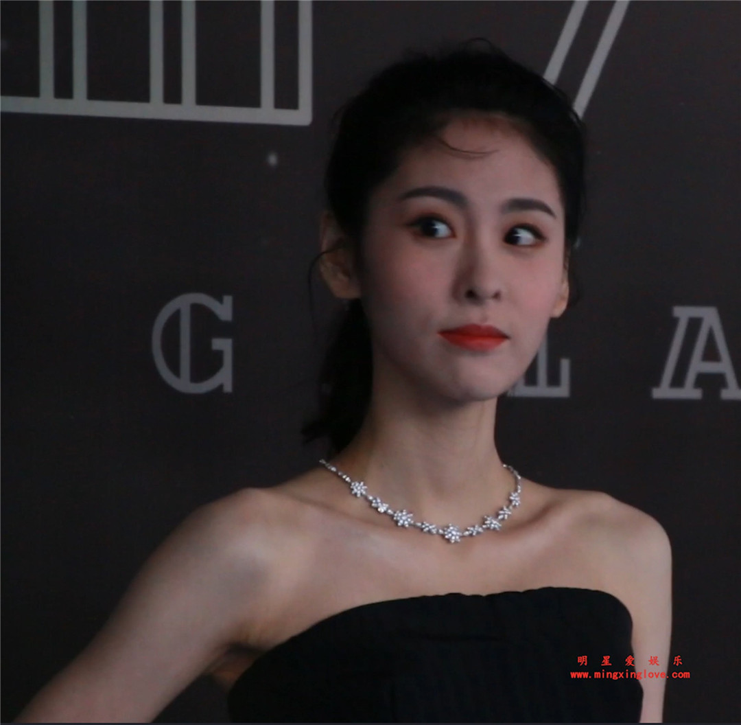 张碧晨参加某音乐盛典颁奖走红毯花絮视频,抹胸露背黑色晚礼服,高清4K分辨率原版无修原视频下载-明星爱娱乐
