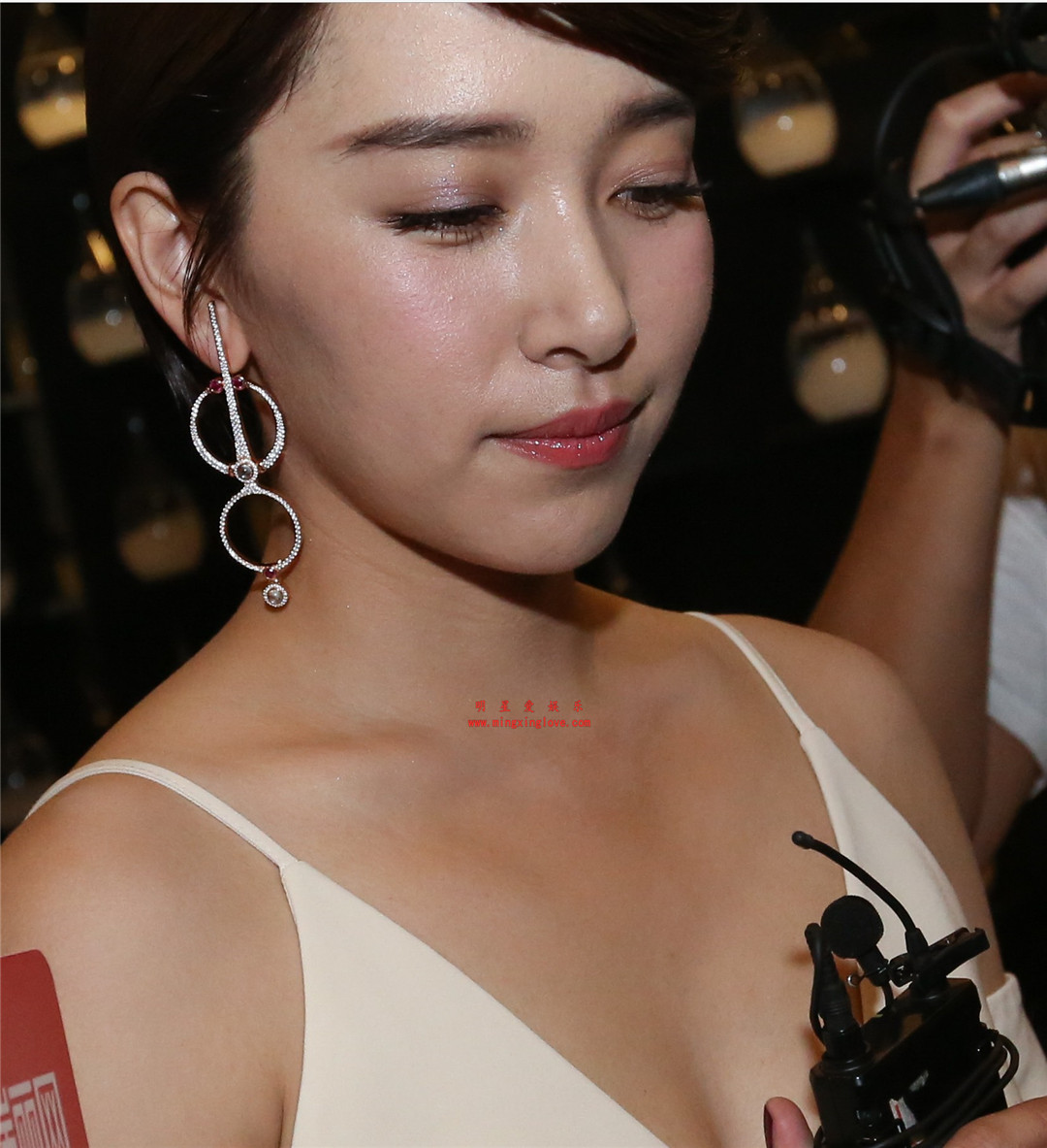 阚清子参加某美容产品发布会上的照片花絮,大尺度深V露胸装,放大看看清肌肤纹理,高清4K分辨率原版无修组图下载-明星爱娱乐