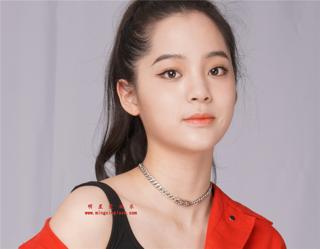欧阳娜娜为某服装品牌拍摄的宣传海报花絮照片,超短裤大长腿吊带上衣,放大可看清肌肤纹理,高清4K分辨率原版无修原图组图下载-明星爱娱乐