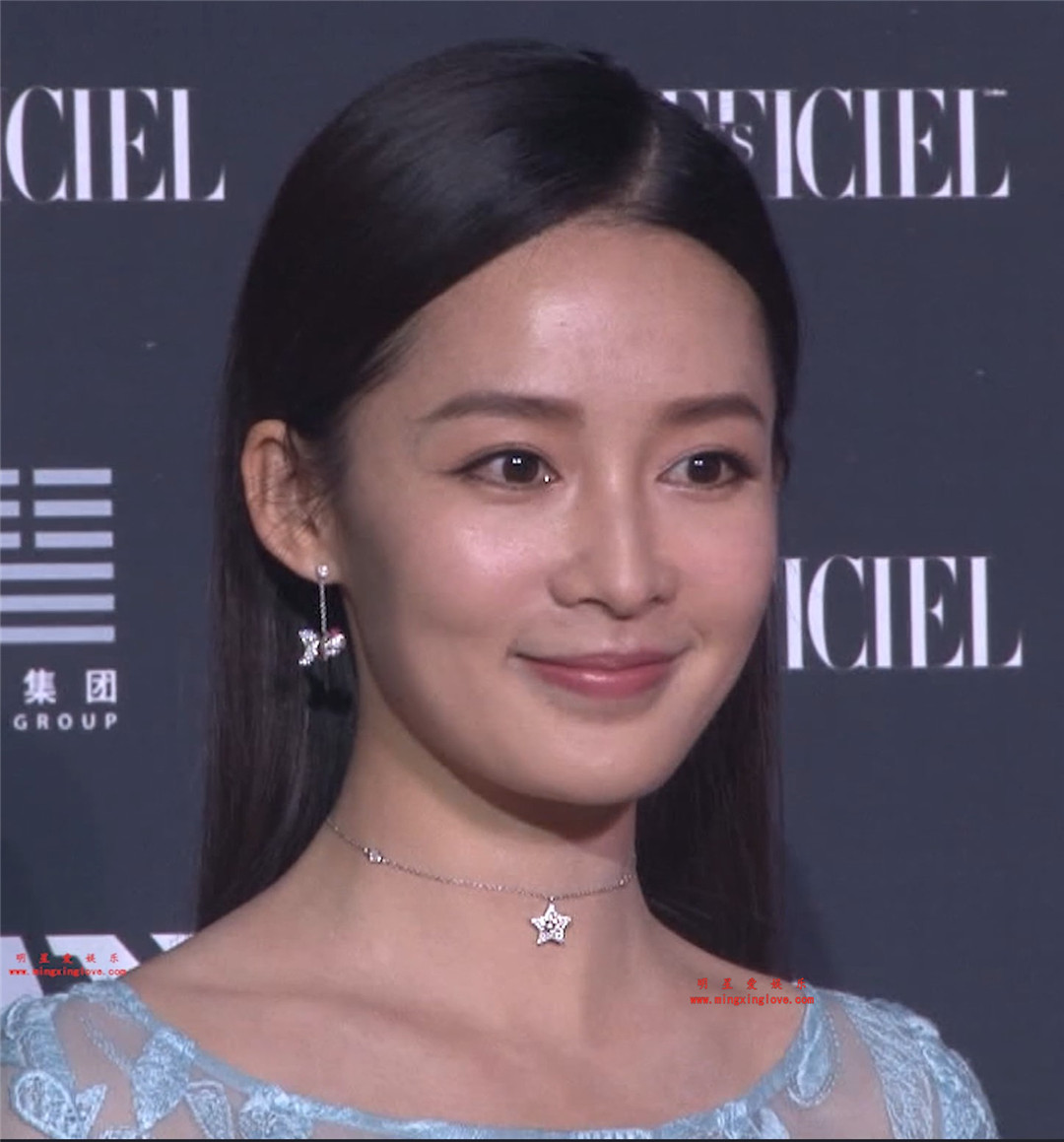 李沁参加某时尚颁奖盛典时的走红毯视频花絮,时尚透明露肩长裙,端庄优雅,高清4K分辨率原版视频下载-明星爱娱乐
