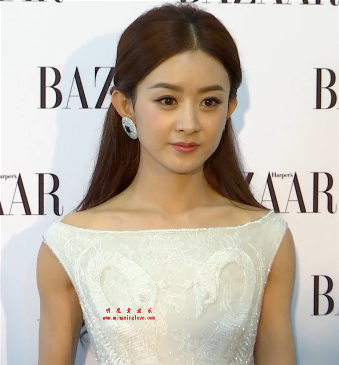 赵丽颖参加某活动时的走红毯及采访视频花絮,露肩仙女裙,时尚可爱,高清4K分辨率原版无修视频下载-明星爱娱乐