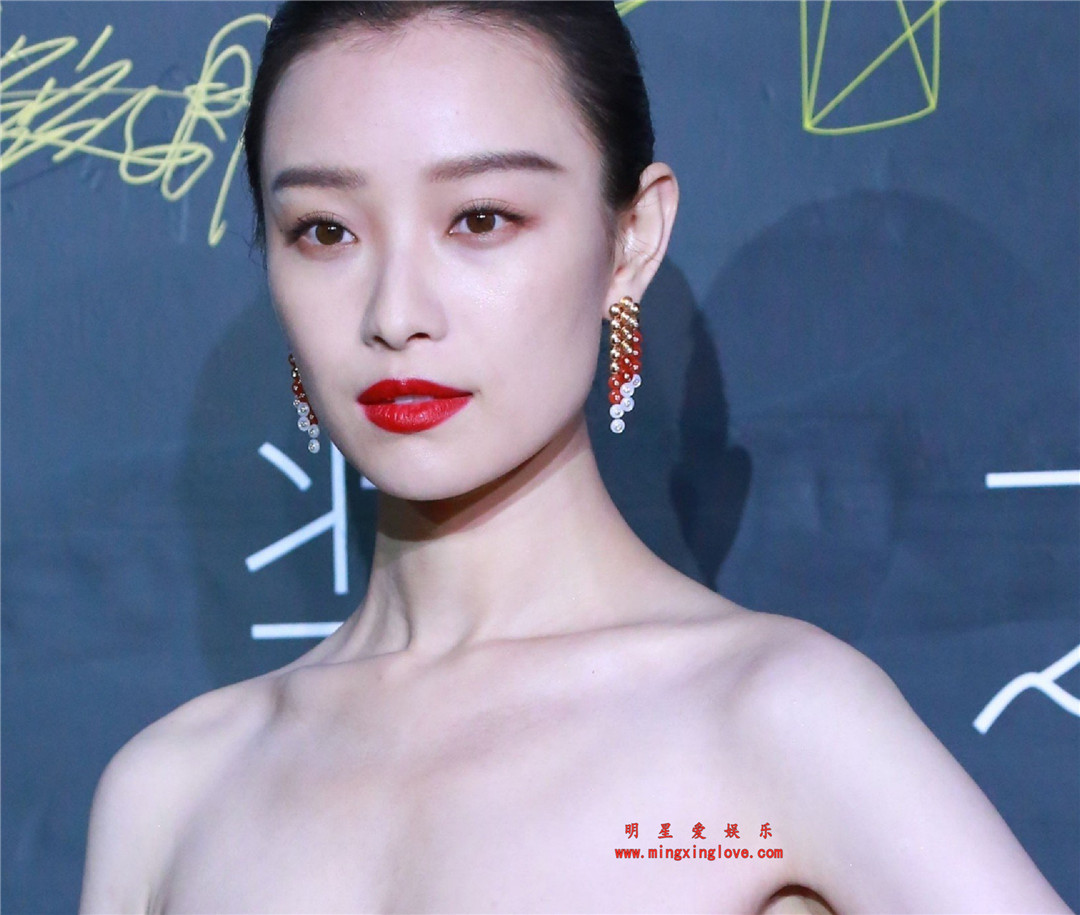 倪妮参加某颁奖典礼上的走红毯花絮照片,大尺度深V露胸长裙,透视蕾丝,美胸一览无余,高清4K分辨率原图无修下载-明星爱娱乐