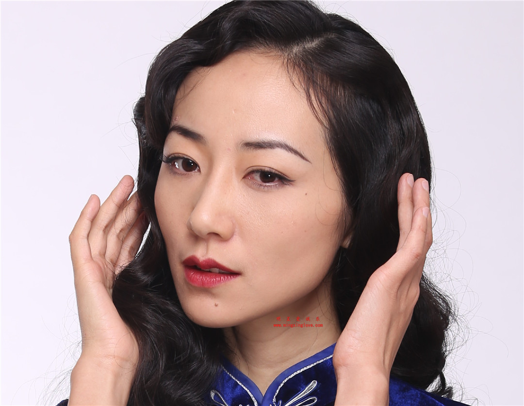 韩雪为某电视剧拍摄的定妆照拍摄花絮照片,旗袍装大长腿好身材一览无余,高贵典雅,高清4K分辨率原图无修多图下载-明星爱娱乐