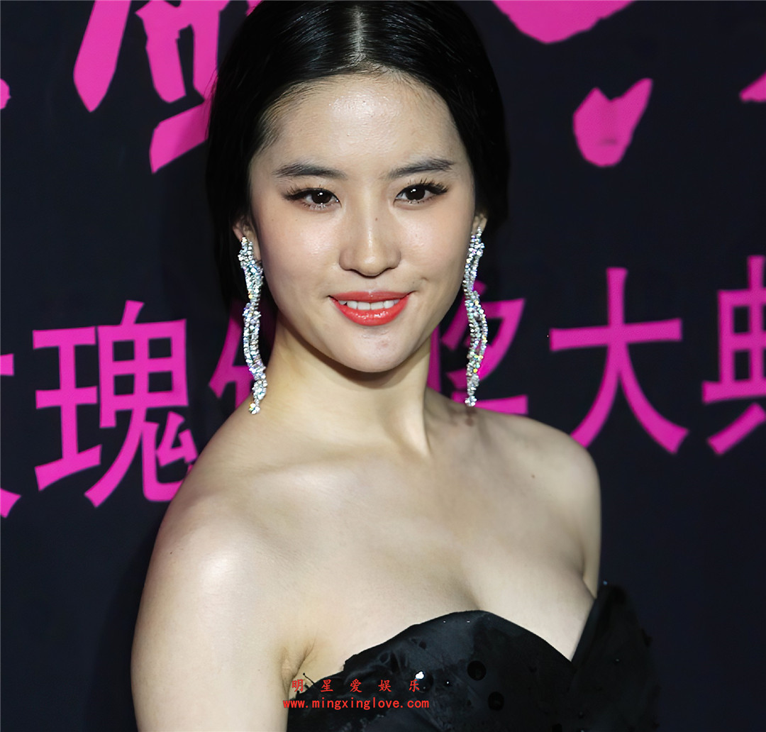 刘亦菲参加某时尚颁奖典礼上的走红毯照片,大尺度露胸爆乳长裙装,巨乳呼之欲出,神仙姐姐也开始走性感路线,高清4K分辨率原图无修组图下载-明星爱娱乐
