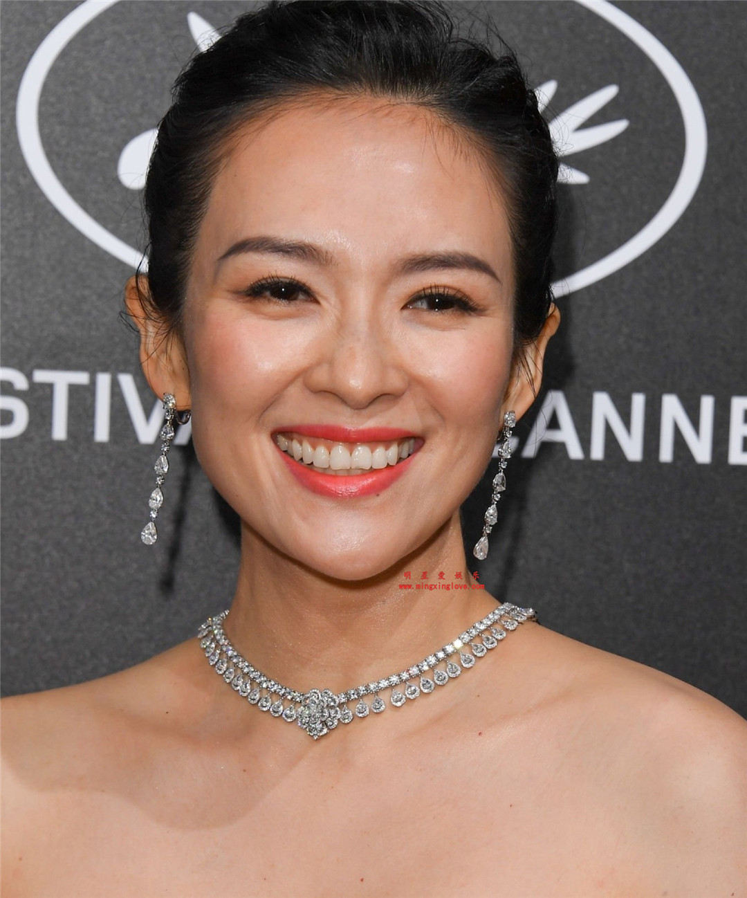 章子怡参加某时尚盛典活动时拍摄的走红毯花絮照片,大尺度露胸长裙装,爆乳呼之欲出,高清4K分辨率原图无修组图下载-明星爱娱乐