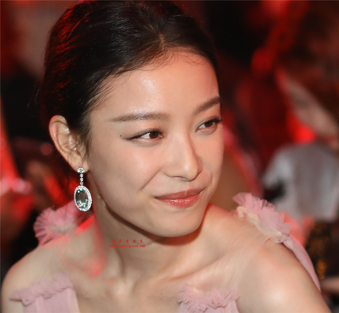 倪妮参加ELLE时尚盛典活动时走红毯、场内花絮照片，深V露胸长裙中门大开，透明长裙若隐若现，放大可看清肌肤纹理，高清4K分辨率原图无修组图下载-明星爱娱乐