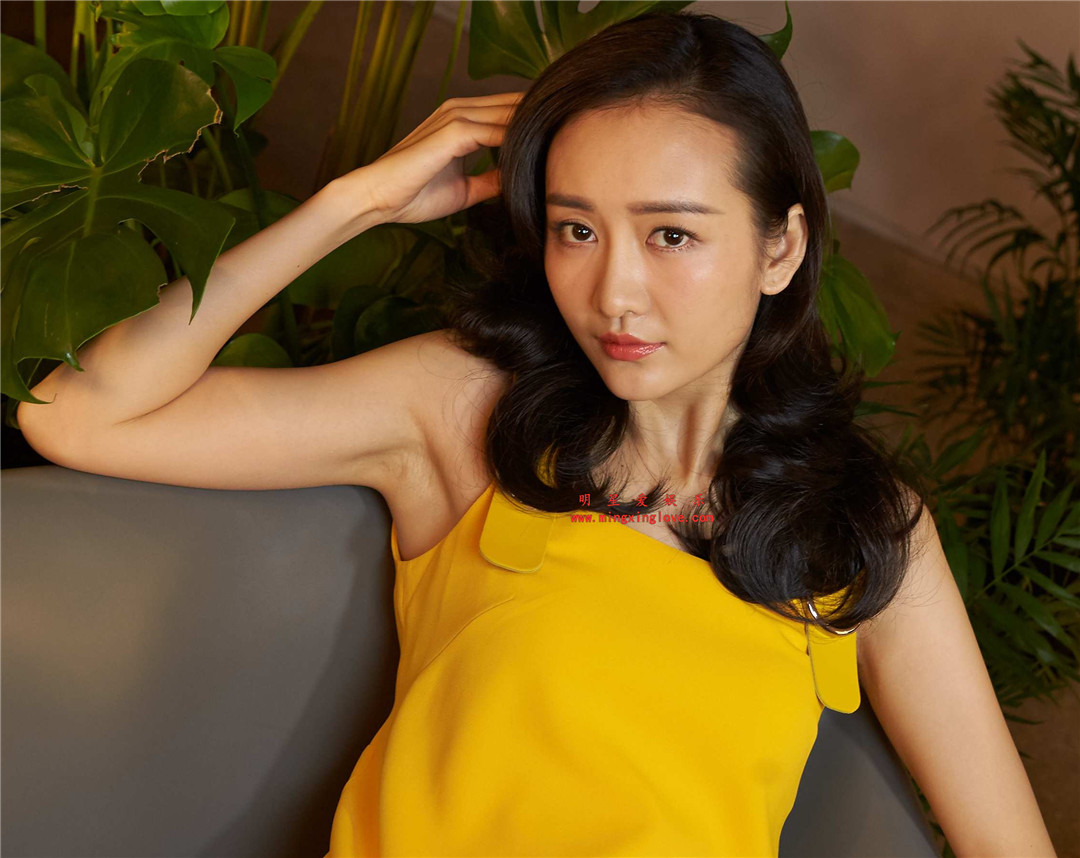 王鸥为某时尚杂志拍摄的时尚写真花絮照片,黄色吊带露肩长裙,时尚性感,高清4K分辨率原图无修组图下载-明星爱娱乐