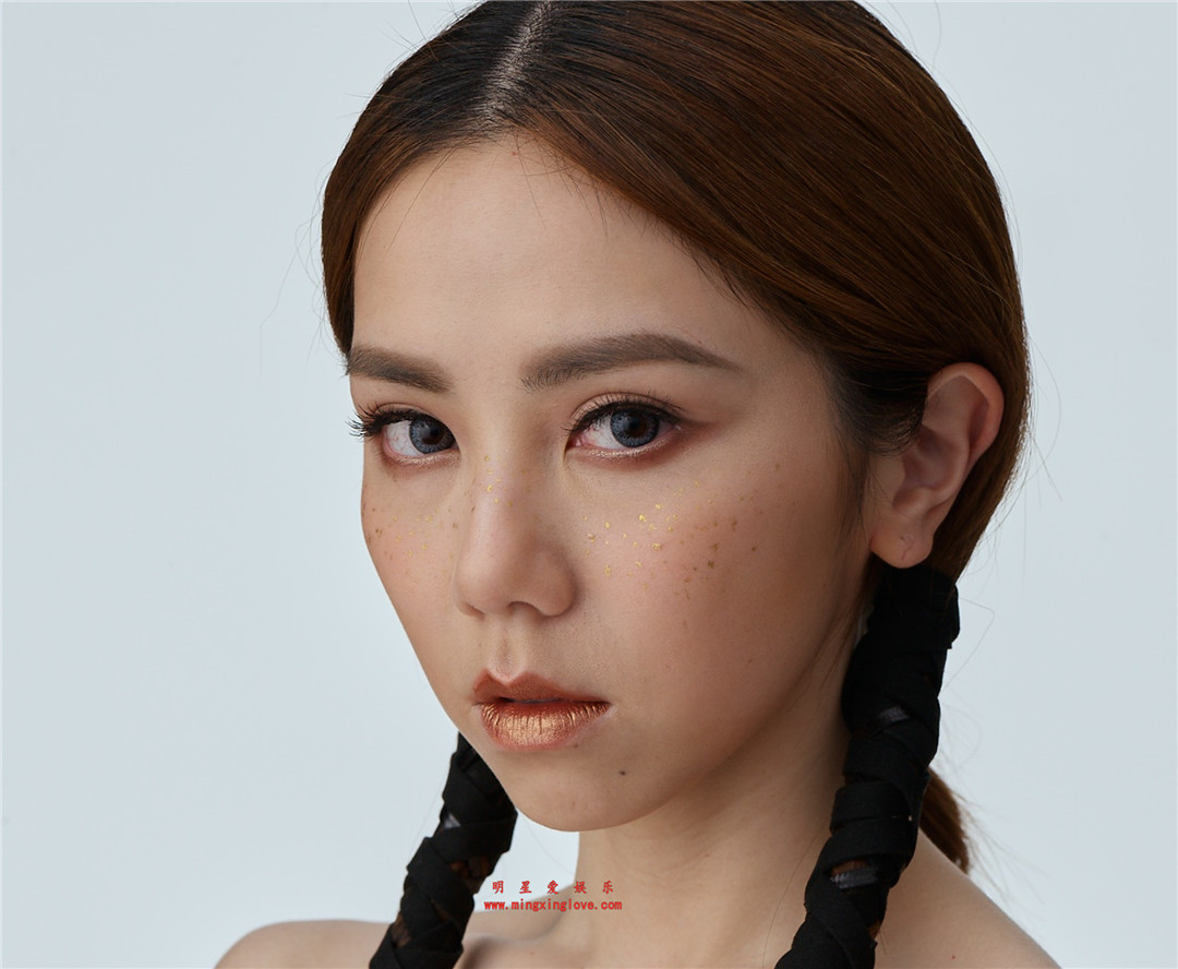 邓紫棋为专辑拍摄的定妆照拍摄花絮,大尺度抹胸内衣定妆照,放大可看清肌肤纹理,高清4K分辨率原图组图下载(至尊)-明星爱娱乐