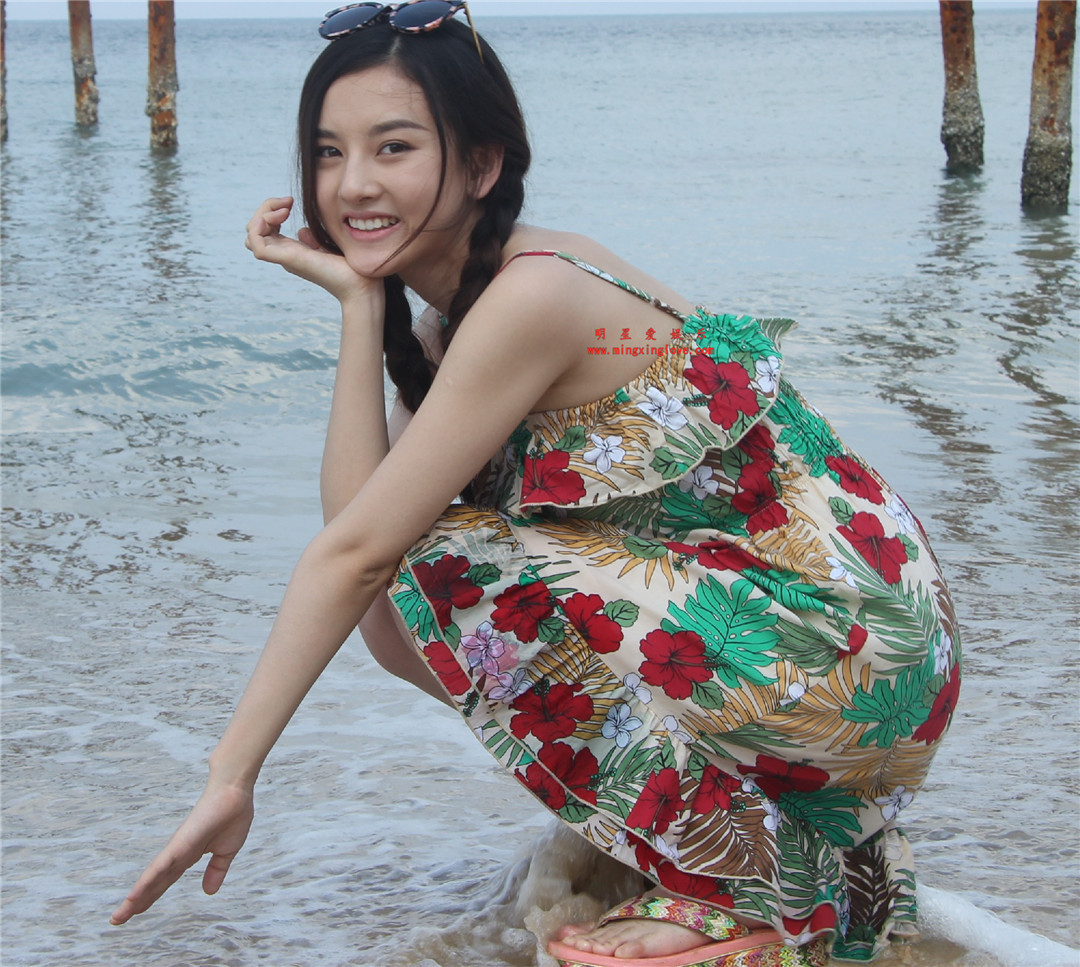 宋祖儿参加某综艺节目时拍摄的海边游玩照片,大尺度吊带裙,超短牛仔裤,高清4K分辨率原图无修组图下载-明星爱娱乐