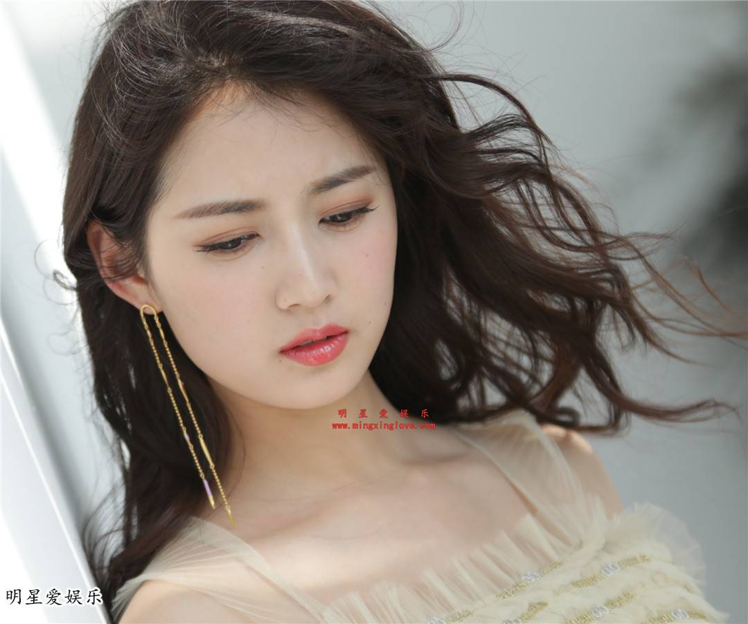 陈钰琪为某时尚杂志拍摄的封面照花絮照片,吊带长裙、光脚凉拖,高清4K分辨率原图无修组图下载-明星爱娱乐