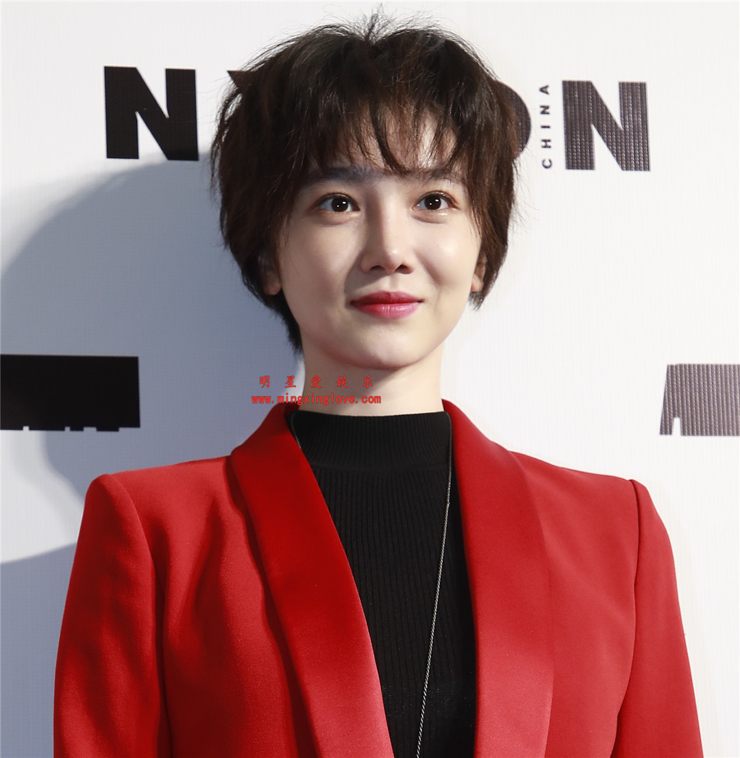 陈小纭参加时尚品牌MCQ发布会上的走红毯花絮照片,性感超短裙大长腿、光脚高跟,高清4K分辨率原图无修组图下载-明星爱娱乐