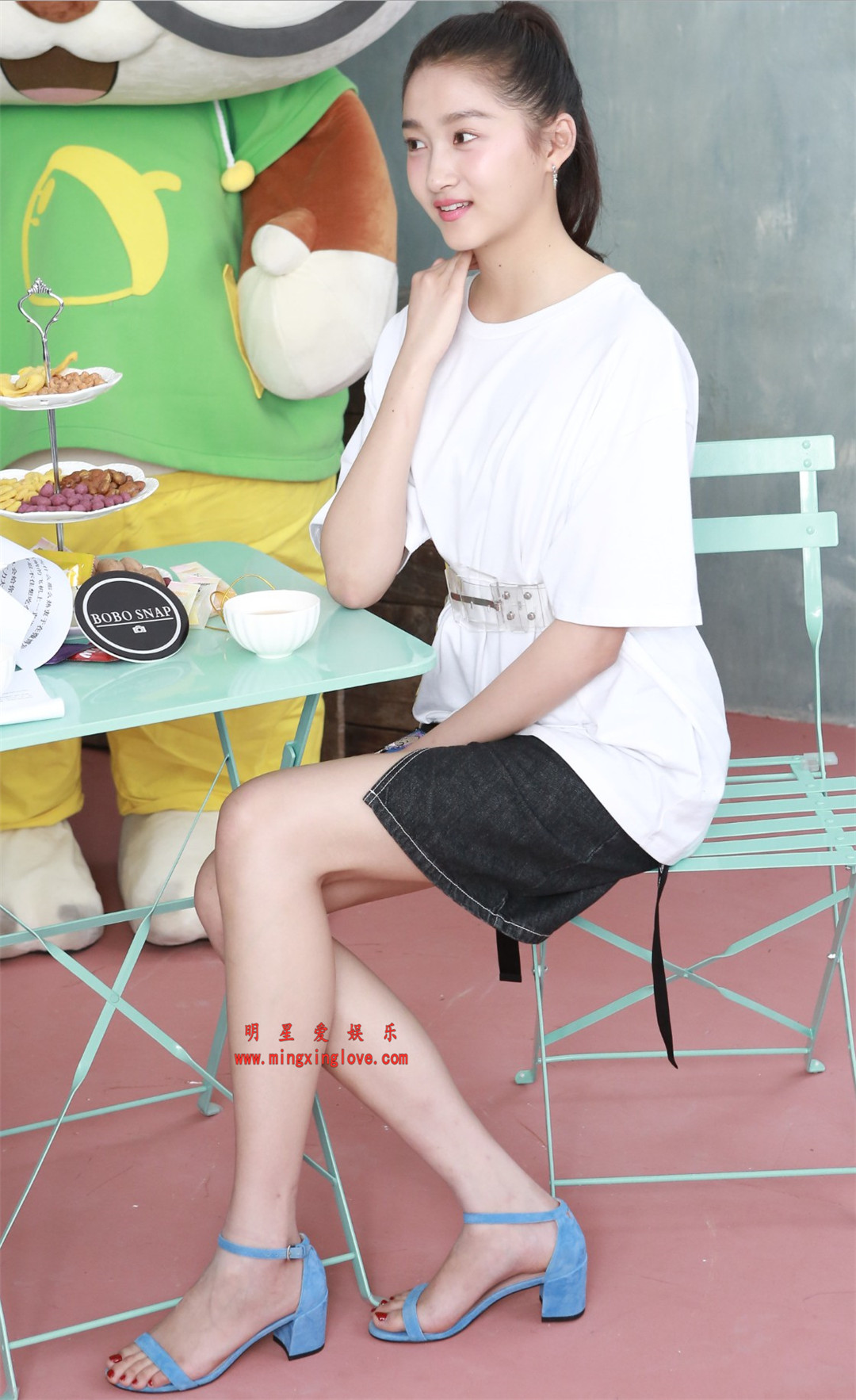 关晓彤接受某时尚品牌采访的的花絮照片,休闲装超短裙、光脚高跟大长腿,高清4K分辨率原图无修组图下载-明星爱娱乐