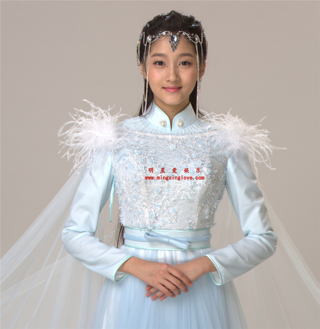 关晓彤在拍摄《九州天空城》时的定妆照花絮照片,蓝色、粉色长裙造型,仙气飘飘又不失性感,高清4K分辨率原图无修组图下载-明星爱娱乐