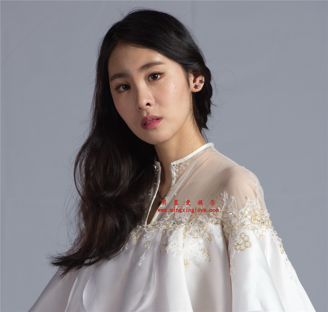 张碧晨参加某音乐节目时拍摄的定妆照花絮照片，优雅长裙装，放大可看清肌肤纹理，高清4K分辨率原图组图下载-明星爱娱乐