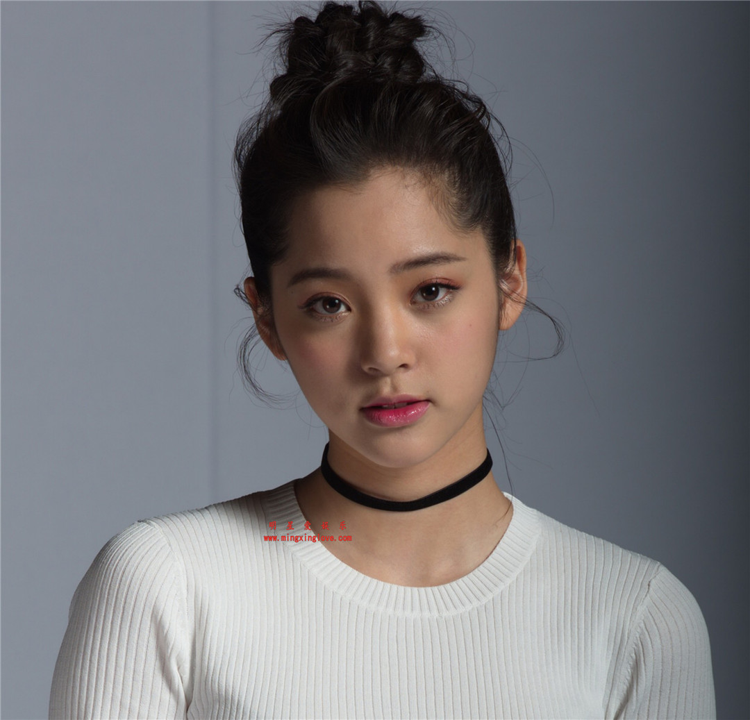 欧阳娜娜参加某综艺节目时拍摄定妆照花絮照片，短裙、大长腿高清4K分辨率原图无修组图下载-明星爱娱乐