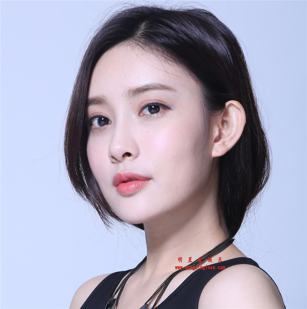 孟子义参加某综艺节目时拍摄的定妆照花絮照片，露肩职业装，光脚高跟造型，放大可看清肌肤纹理，高清4K分辨率原图无修组图下载-明星爱娱乐