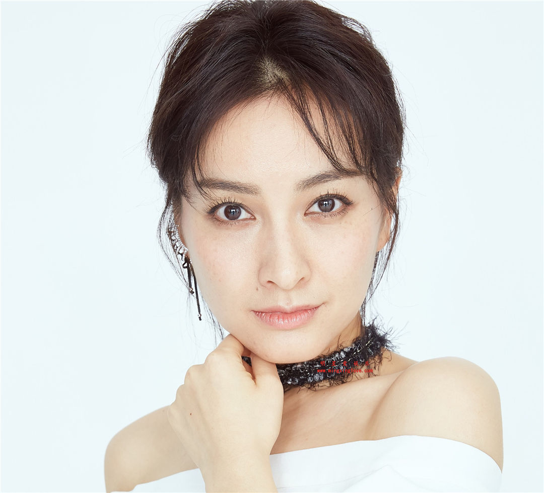 吴昕参加某综艺节目时拍摄的定妆照拍摄花絮照片，大尺度露肩、露背裙，光脚凉鞋造型，放大可看清肌肤纹理，高清4K分辨率原图无修多图下载（至尊）-明星爱娱乐