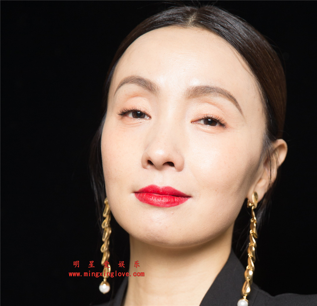 陶虹参加某综艺节目时拍摄的定妆照拍摄花絮照片,深V露胸装,放大可看清肌肤纹理,高清4K分辨率原图无修组图下载-明星爱娱乐
