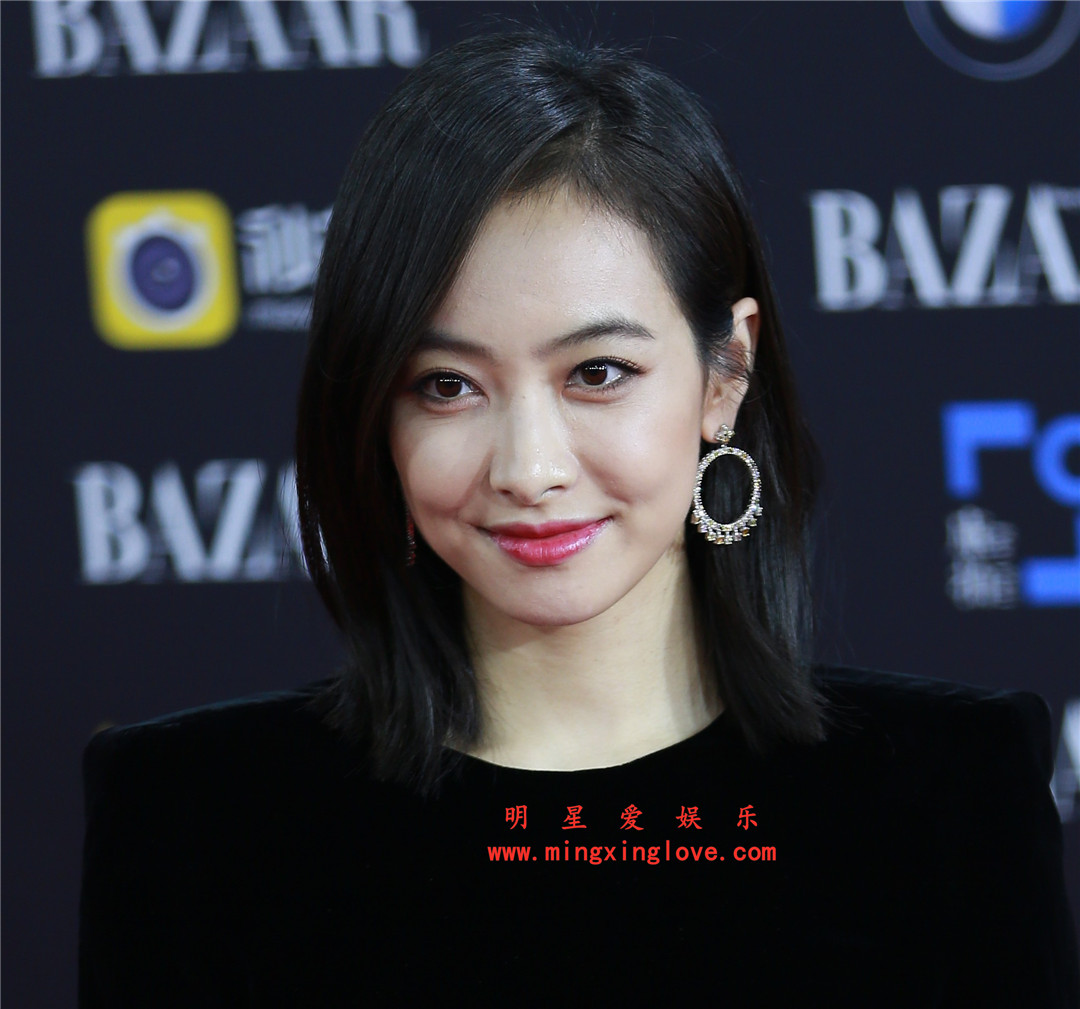 宋茜参加某活动时的走红毯花絮照片，短裙光脚高跟造型，放大可看清肌肤纹理，高清4K分辨率原图无修多图下载-明星爱娱乐