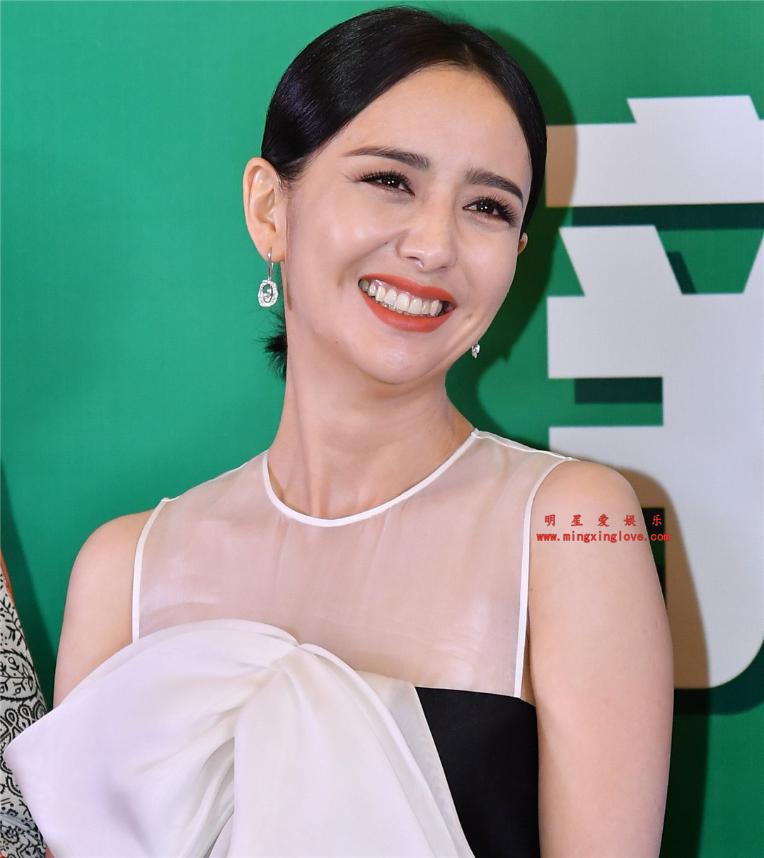 佟丽娅参加某电视剧颁奖盛典时的走红毯花絮照片，透明露胸短裙，大长腿光脚高跟，高清4K分辨率原图无修多图下载-明星爱娱乐