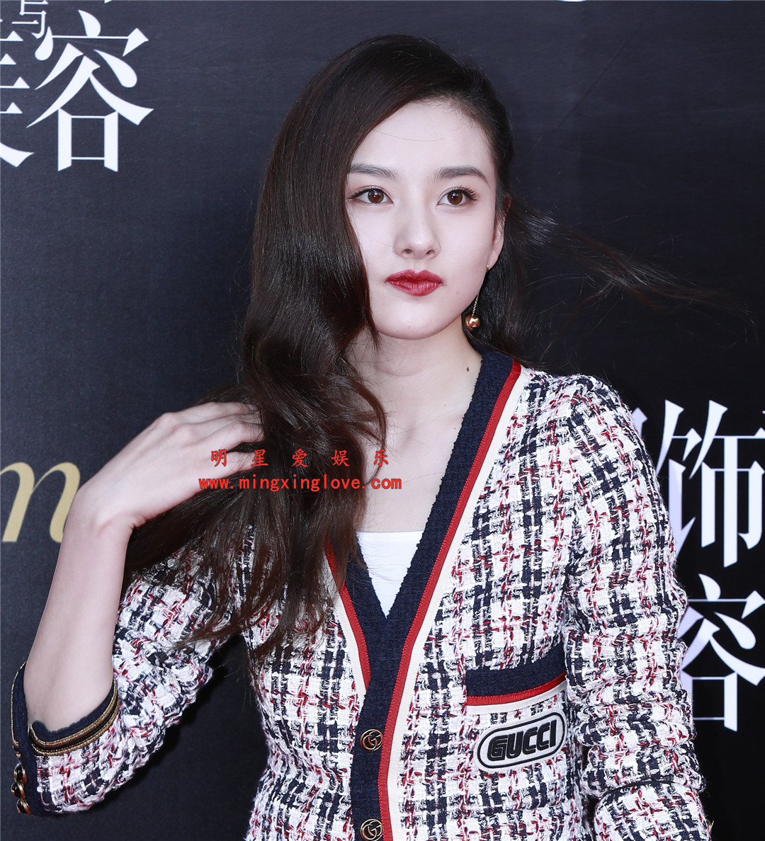 宋祖儿参加VOGUE服饰时尚活动时的走红毯照片花絮，短裤大长腿，光脚高跟，高清4K分辨率原图无修组图下载-明星爱娱乐