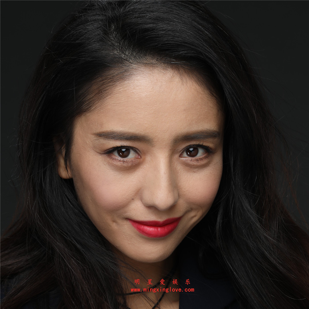 佟丽娅为某时尚杂志拍摄的封面写真原图，成熟时尚女性美，放大可看清肌肤纹理，高清4K分辨率原图无修组图下载-明星爱娱乐