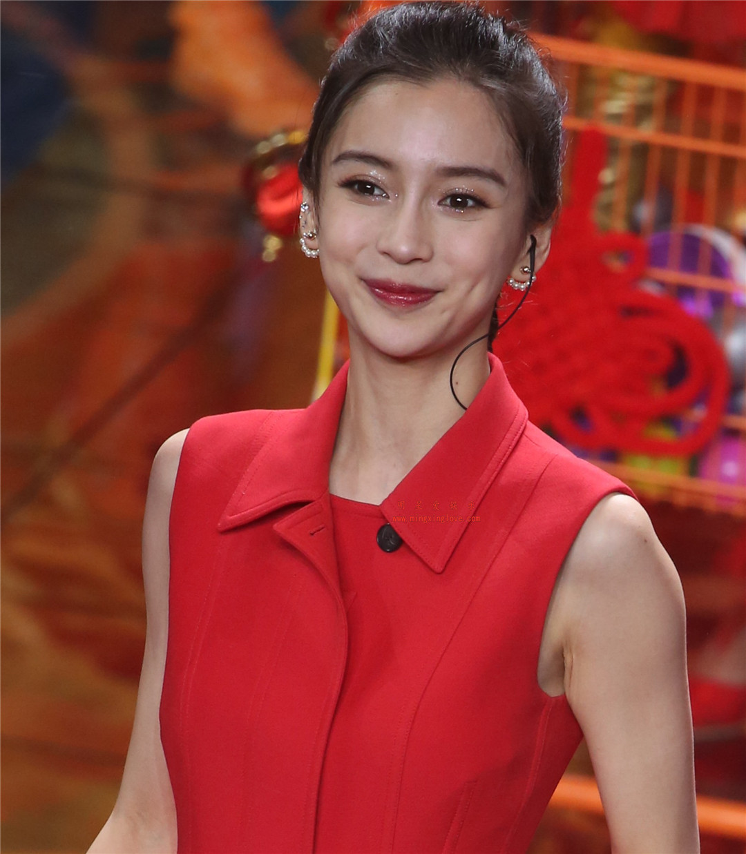 Angelababy参加某晚会时的舞台花絮照片,超短裙大长腿,光脚高跟凉鞋,高清4K分辨率原图无修多图下载-明星爱娱乐
