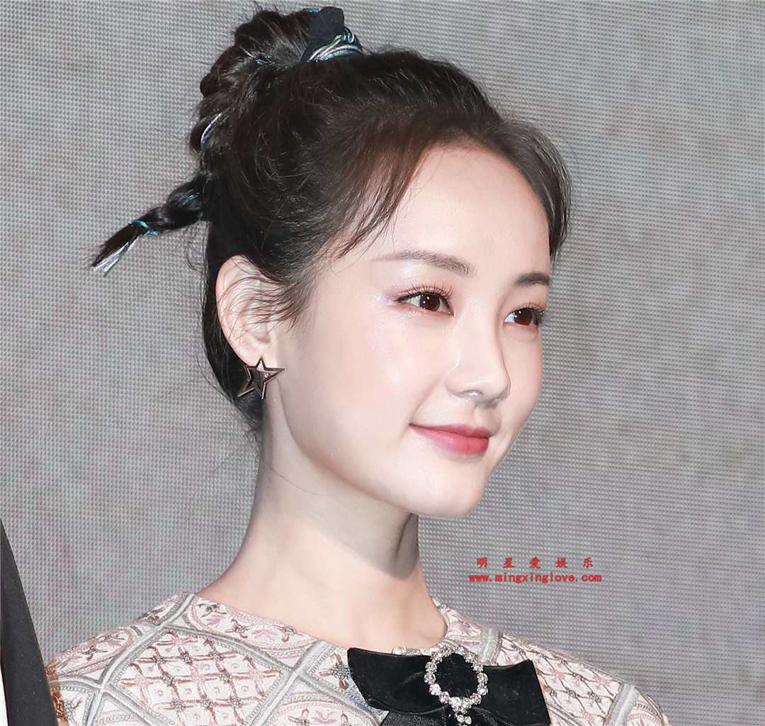 李一桐在某电视剧的开机发布会上的图片花絮,短裙光脚高跟造型,脚部特写,放大可看清纹理,高清4K分辨率原图无修组图下载-明星爱娱乐