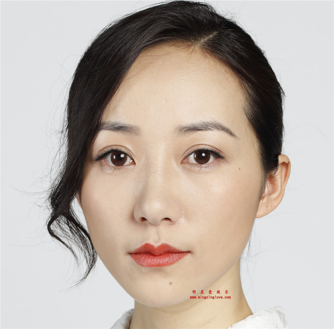 韩雪为某电视剧拍摄的定妆照花絮照片,中国风短裙,大长腿光脚高跟造型,放大可看清肌肤毛孔,高清8K分辨率原图无修多图下载-明星爱娱乐