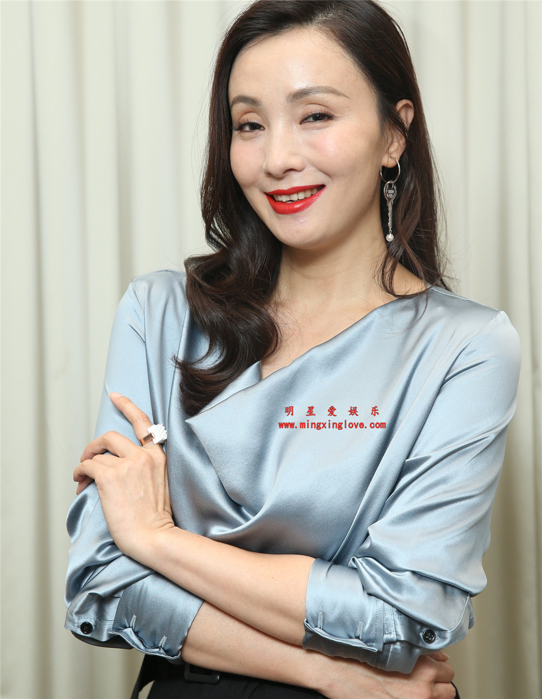 陶虹参加某综艺节目拍摄的定妆照拍摄照片，光脚高跟，长裙两套服装造型，放大可看清肌肤毛孔，高清4K分辨率原图无修多图下载-明星爱娱乐
