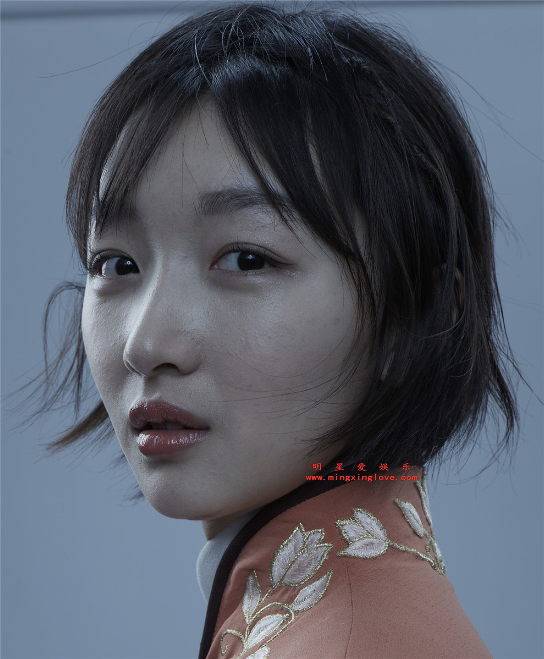 周冬雨为某电视剧拍摄的定妆照棚拍花絮照片，短裙大长腿，放大可看清肌肤毛孔，高清4K分辨率原图无修多图下载-明星爱娱乐