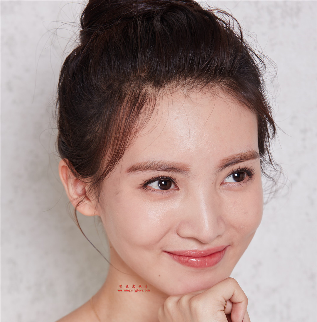 金晨为某杂志拍摄的时尚写真封面照花絮照片，透明长裙，光脚高跟造型，放大可看清肌肤毛孔，高清8K分辨率原图无修多图下载-明星爱娱乐