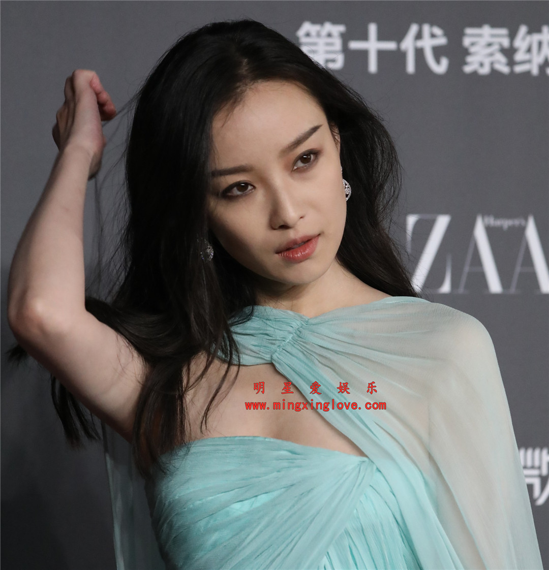 倪妮参加某时尚活动时的走红毯照片花絮,抹胸长裙,高清光脚特写,高清4K分辨率原图无修多图下载-明星爱娱乐