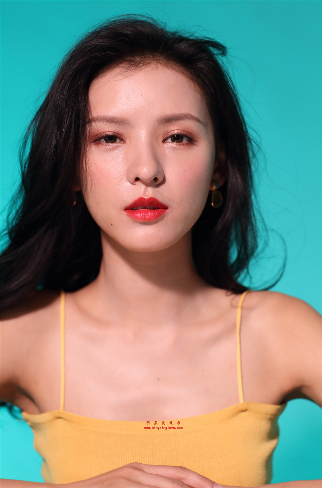 张予曦为某化妆品拍摄的宣传海报花絮照片,性感吊带小短裙,放大可看清肌肤毛孔,高清4K分辨率原图无修多图下载-明星爱娱乐