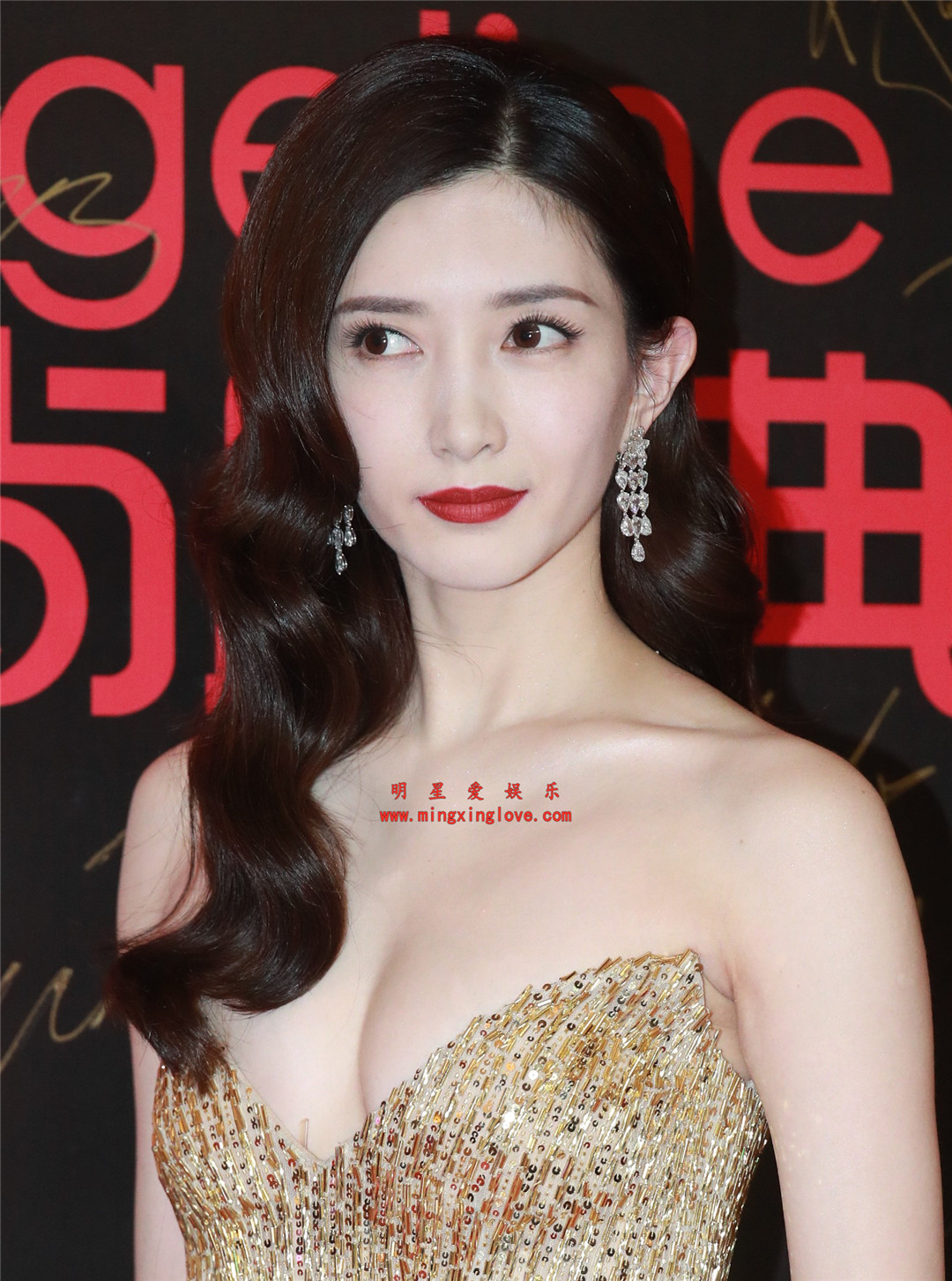 江疏影参加COSMO时尚盛典时的走红毯花絮照片,大尺度露胸金色长裙,爆乳呼之欲出,高清4K分辨率原图无修多图下载(至尊)-明星爱娱乐