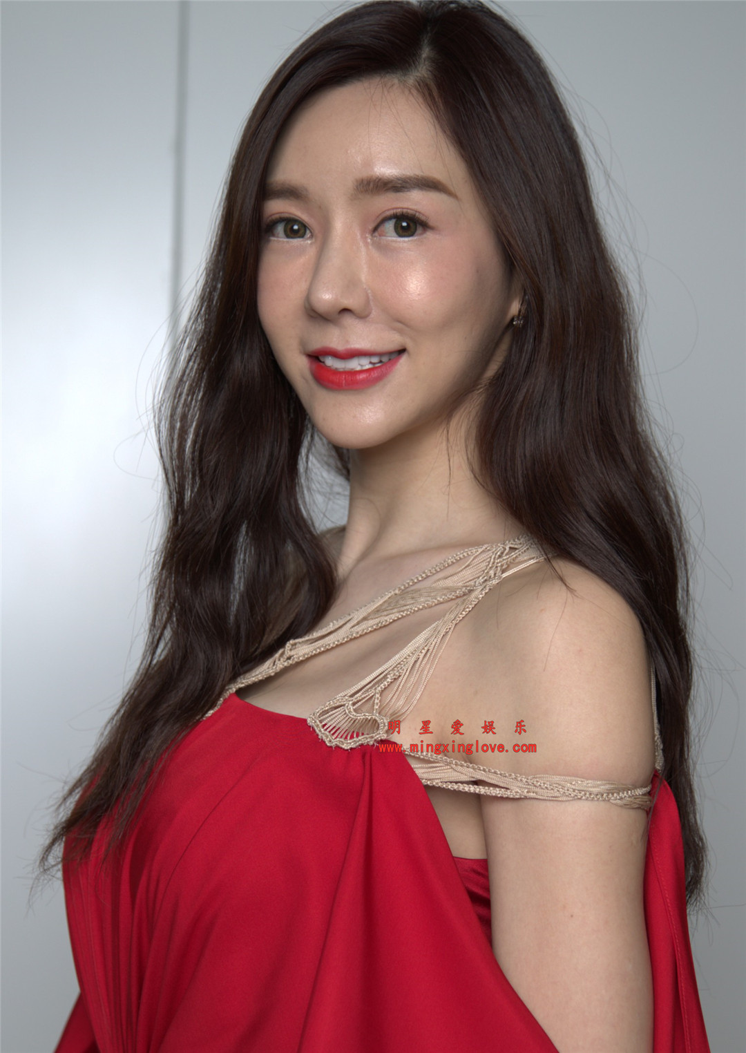 周韦彤参加某时尚活动时拍摄宣传定妆照棚拍花絮,大尺度露肩红裙,放大可看清肌肤毛孔,高清4K分辨率原图无修组图下载-明星爱娱乐